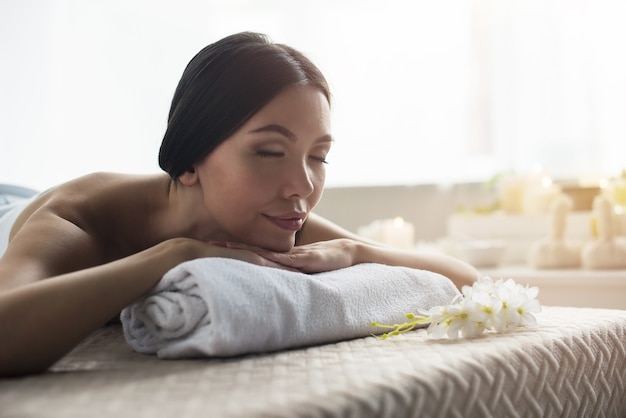 Photo woman relaxing during a massage in a spa center