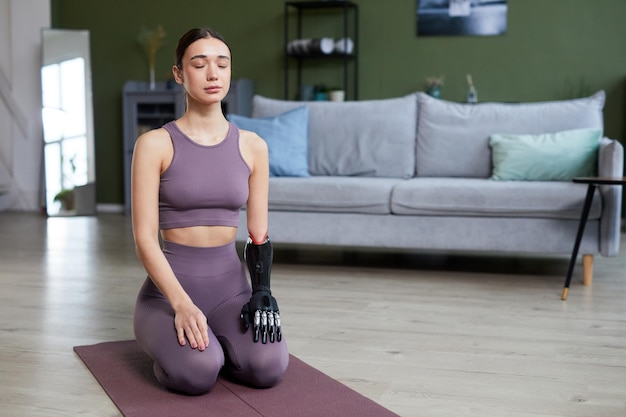 Donna che si rilassa durante la pratica dello yoga