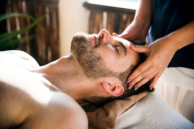 Photo woman relaxing from a spa treatment