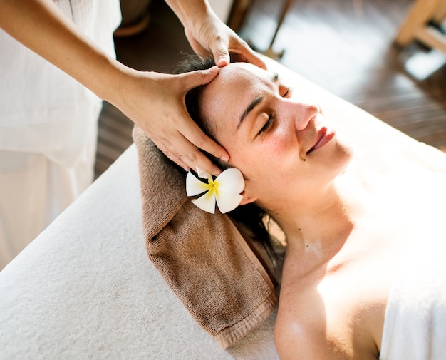 Photo woman relaxing from a spa treatment