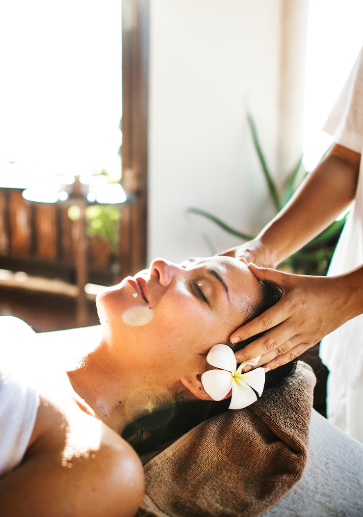 Photo woman relaxing from a spa treatment