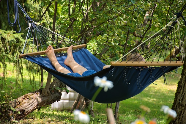 Foto donna che si rilassa nell'amaca durante le vacanze estive