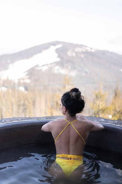 Photo woman relaxing in hot bath outdoors