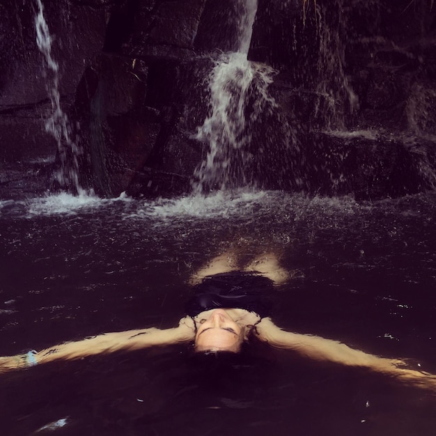 Фото Женщина отдыхает в воде.