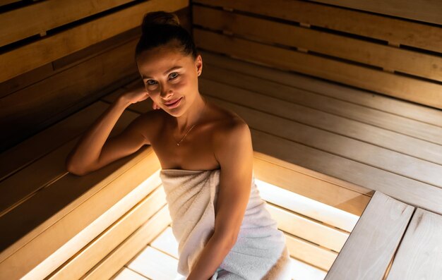 Photo woman relaxing in a sauna