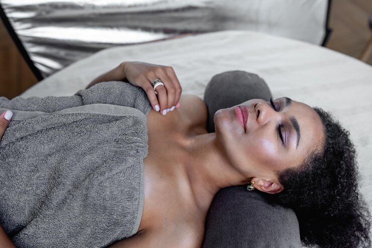 Photo woman relaxing at spa