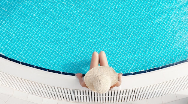 여름 휴가에 수영장에서 편안한 여자 뜨거운 화창한 휴가 개념 평면도 평면 누워