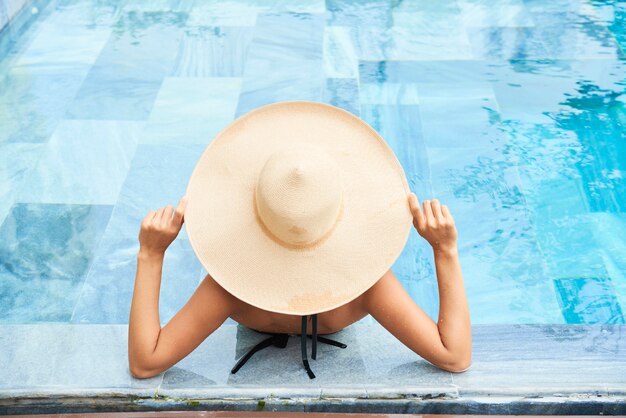 Женщина расслабляющий в бассейне
