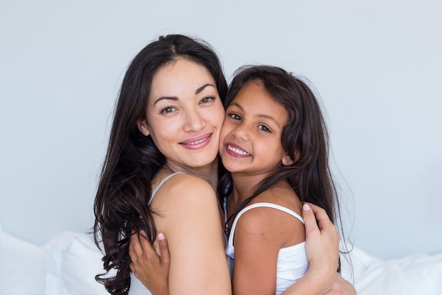 Photo woman relaxing with her daughter