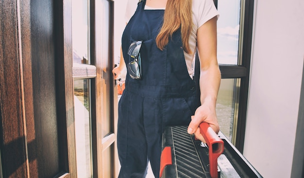 La donna riparatrice vestita in uniforme da lavoro