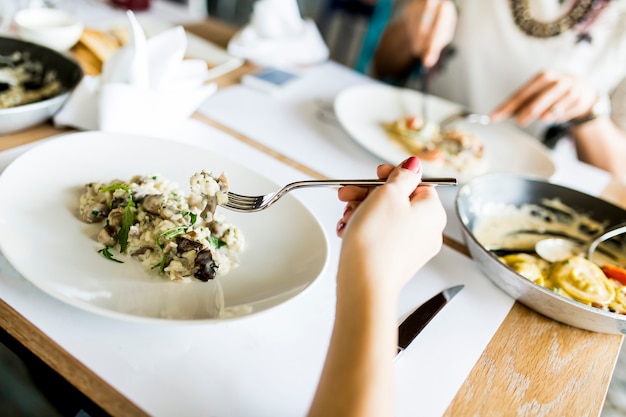 Foto donna nel ristorante