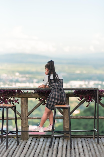 休んでいる女性と山の自然を賞賛する