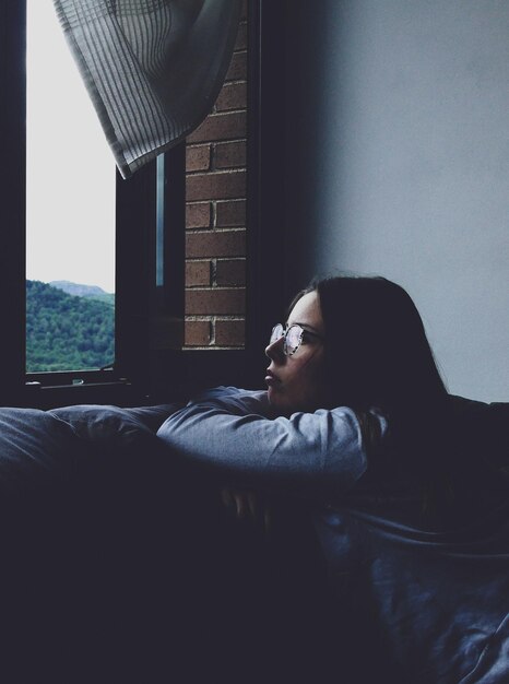 Photo woman resting on bed at home