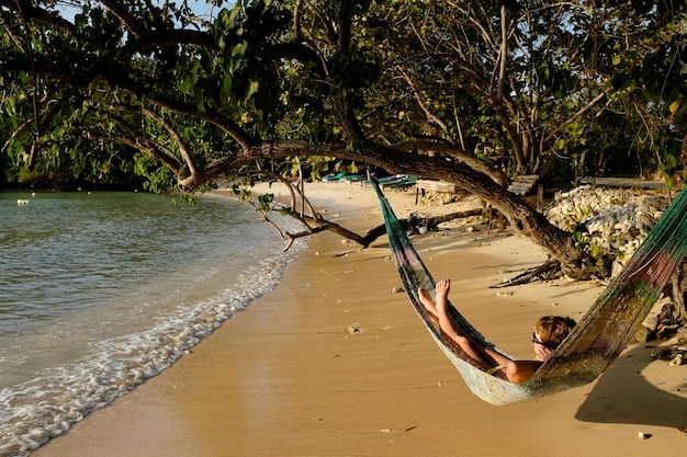 Photo woman resting in hammock at bench