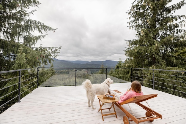 La donna riposa sulla terrazza in montagna