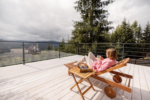 Photo woman rests on terrace in mountains