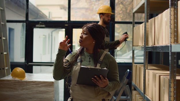 Photo woman reviews warehouse inventory