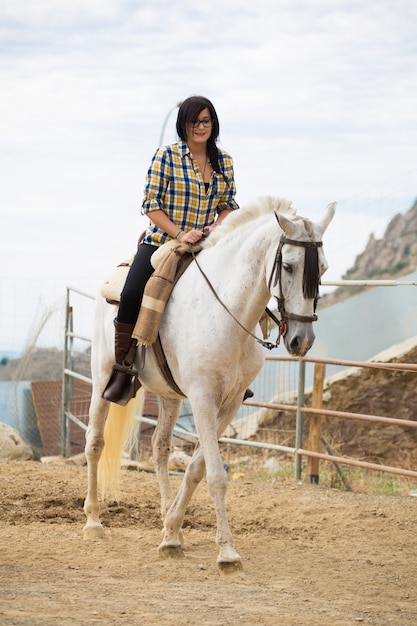 写真 馬に乗っている女性