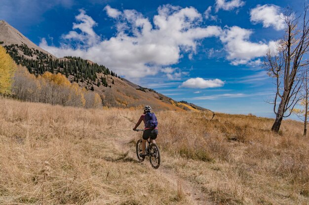 Photo woman riding bicycle on mountain