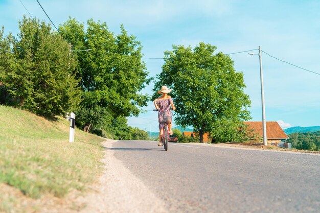 写真 道路で自転車に乗っている女性