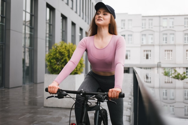 屋外自転車に乗る女性