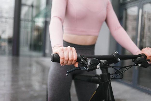 屋外自転車に乗る女性