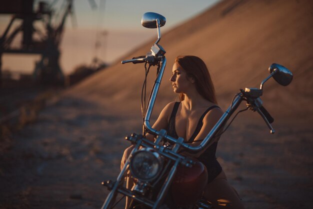 写真 自転車に乗っている女性