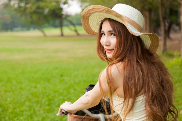 自転車に乗っている女性