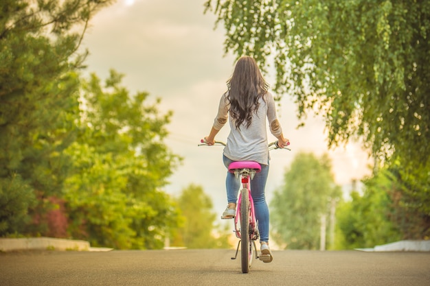 道路で自転車に乗る女性