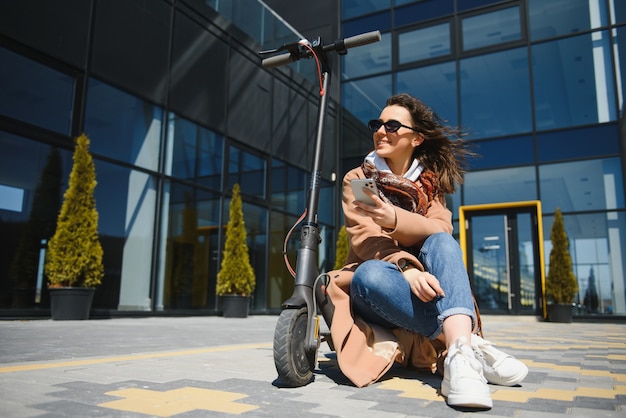 La donna in sella a uno scooter elettrico all'aperto