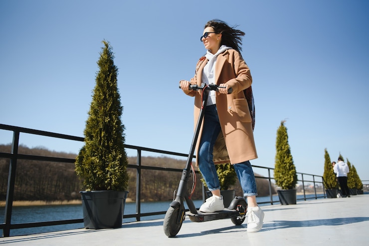Photo woman riding an electric scooter outdoors