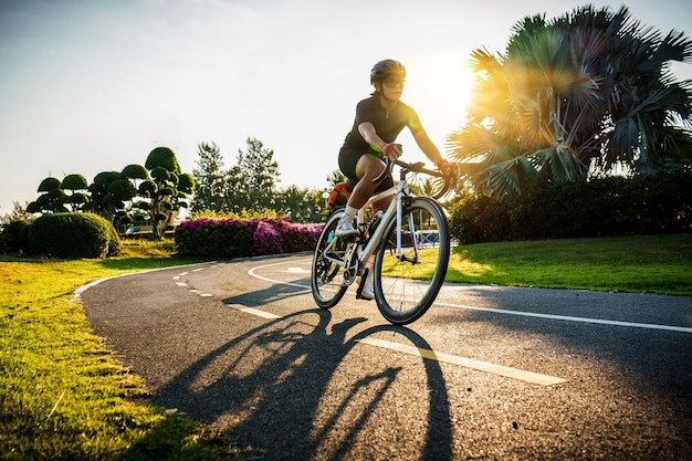 Foto donna che guida la bici da corsa all'aperto