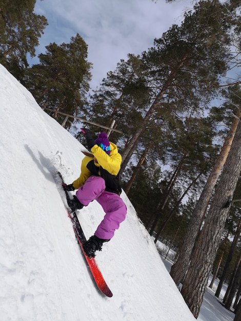 Donna che guida uno snowboard sport invernali. ragazza in marcia su uno snowboard