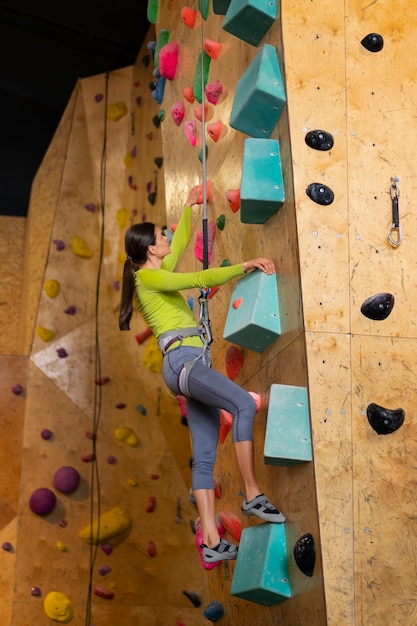 写真 アリーナで屋内でロック クライミングをする女性