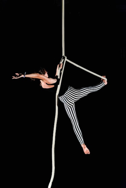 Photo woman rope climbing against black background