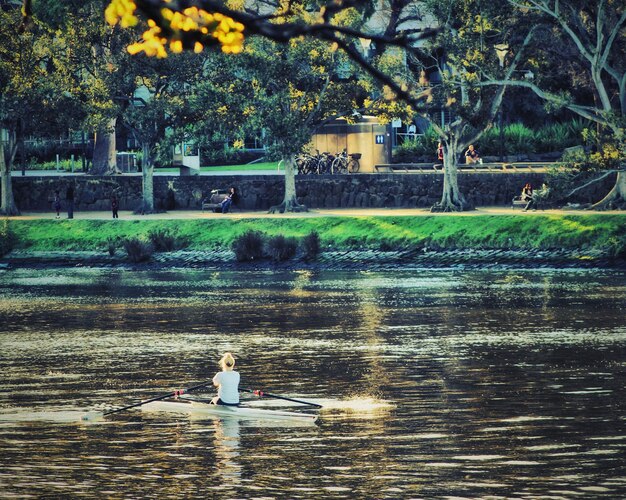 Photo woman rowing a boat in a lake