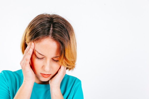 Photo woman rubbing temples in headache