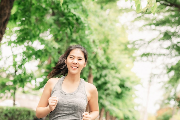 写真 健康のために公園で屋外を実行している女性ランナー