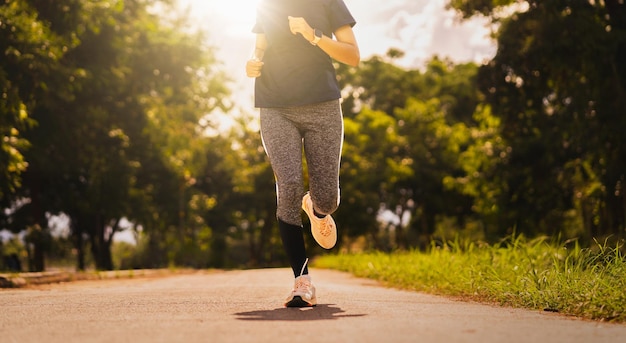 Photo woman runner running on running road in park