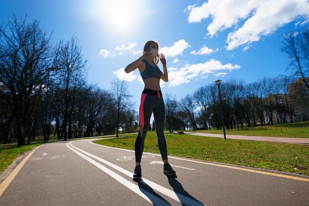 女性ランナーの朝の運動は、彼女が鼻マスクを着用しています。ほこりやウイルスからの保護