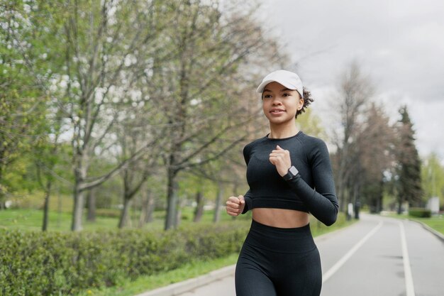 トレーニングの結果に満足して笑顔を振り返るアスリート ランナーを実行している女性