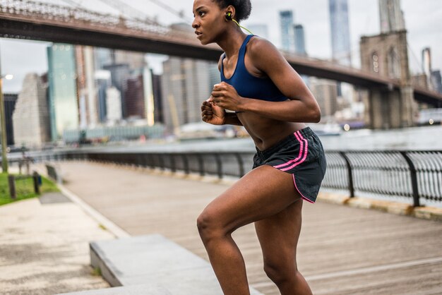 ニューヨークで走っている女性