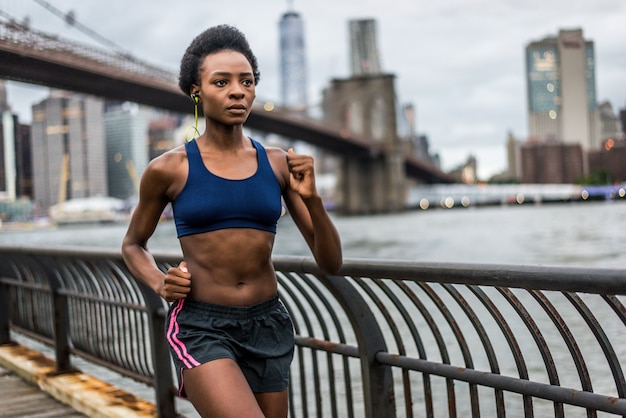 Donna che corre a new york