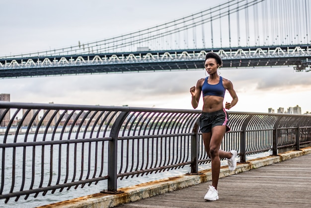 Donna che corre a new york