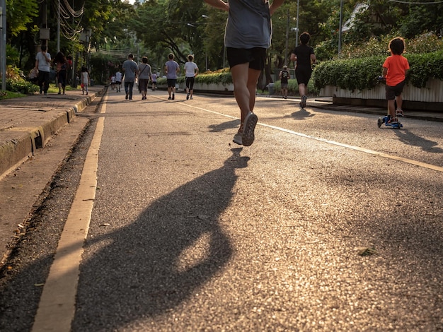 Foto donna che corre sulla strada in città