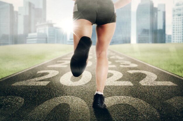 Photo woman running toward future year and modern city