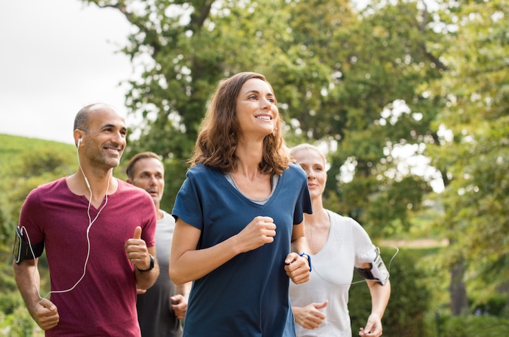 Photo woman running with friends