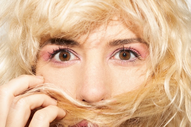 Foto occhi marroni di donna con un'espressione stupita con rivestimento rosa