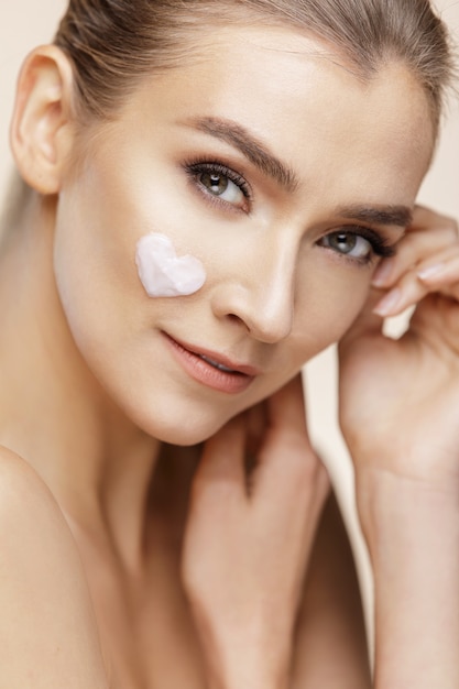 Photo a woman's face with cream on it