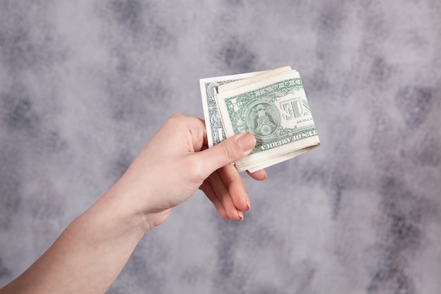 Фото Женская рука держит доллар